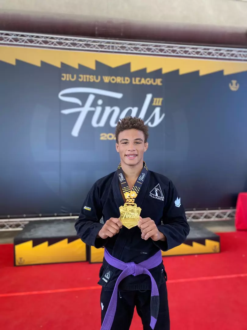 Ferruge um atleta do Jiu Jitsu que saiu do Brasil rumo ao Estados Unidos para se tornar campeão e viver um sonho